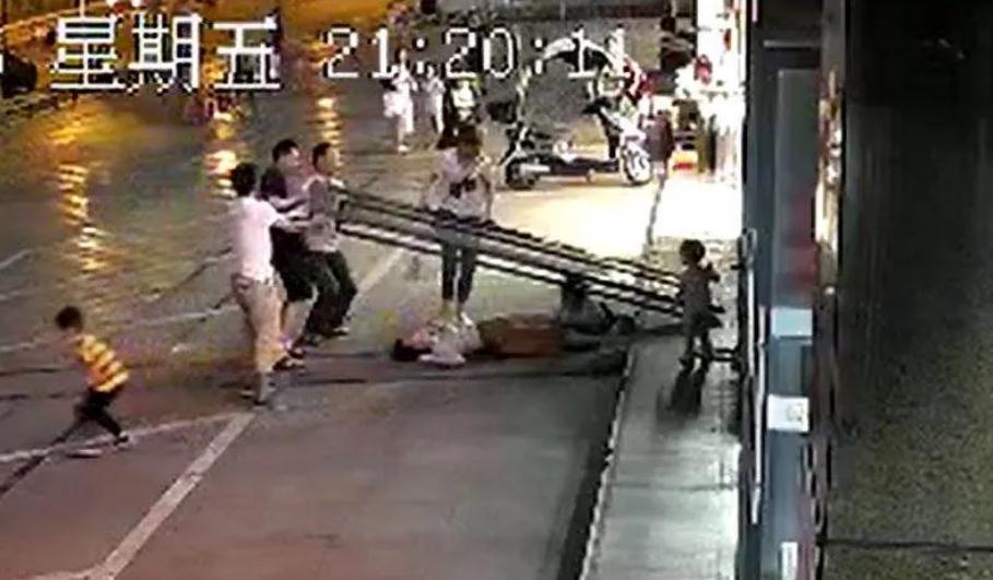 商場玻璃門砸人事件頻發，工程部應該如何確保建筑入口的安全-防倒鏈
